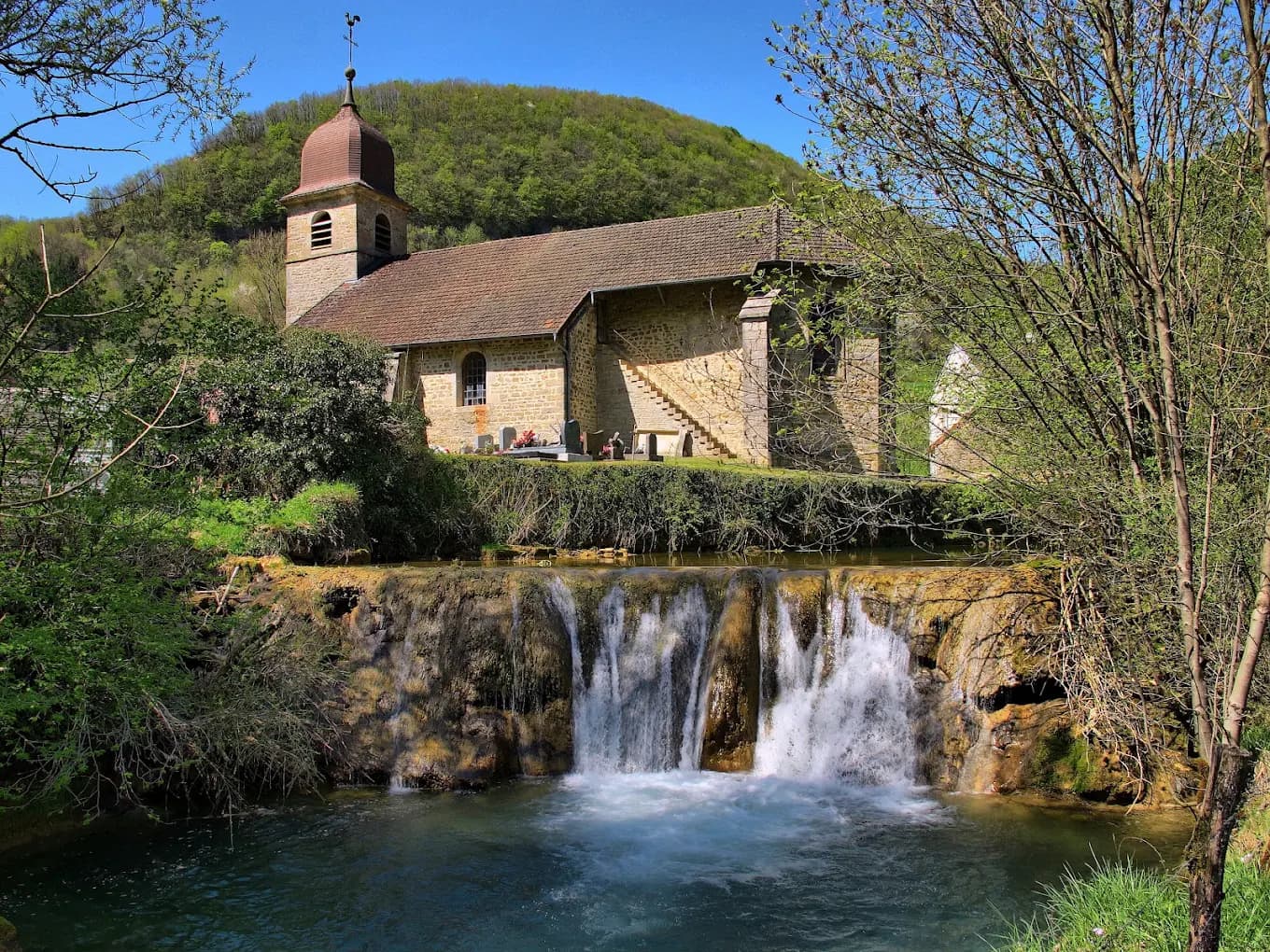 Blois-sur-Seille, son église et sa cascade, au pied des falaises de la reculée